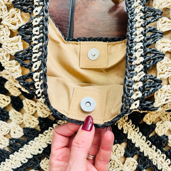 NEW Goegeous Handcrafted Crochet Patterned Bag - Black and Tan - Picture 3 of 12